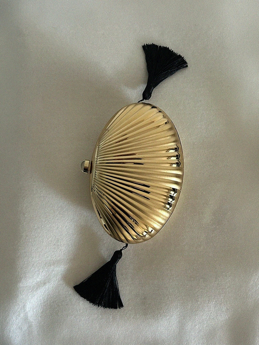 Vintage Rare Gold Tone Detailed Shell Clutch With Stone