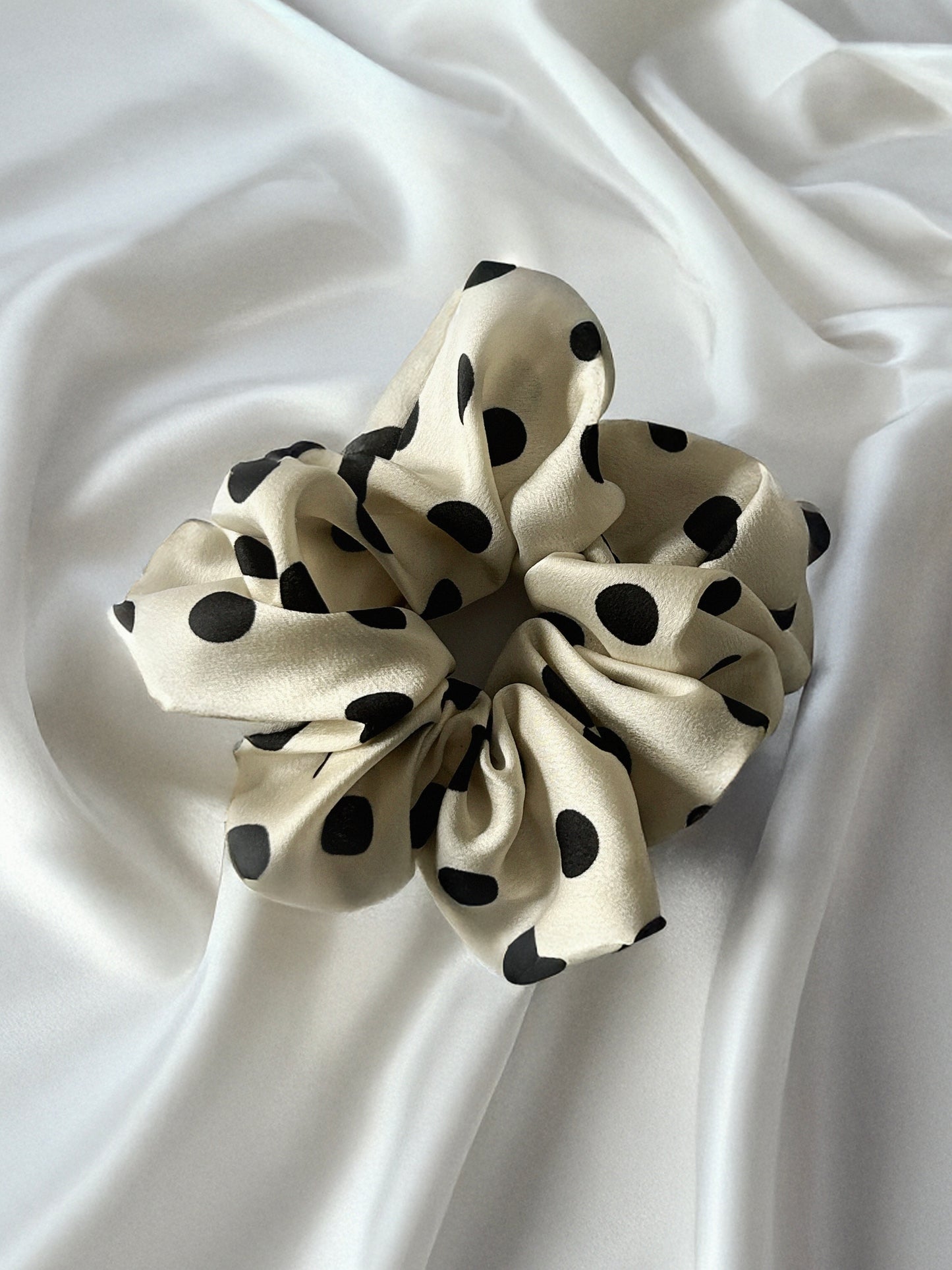 Scrunchie polka dot black