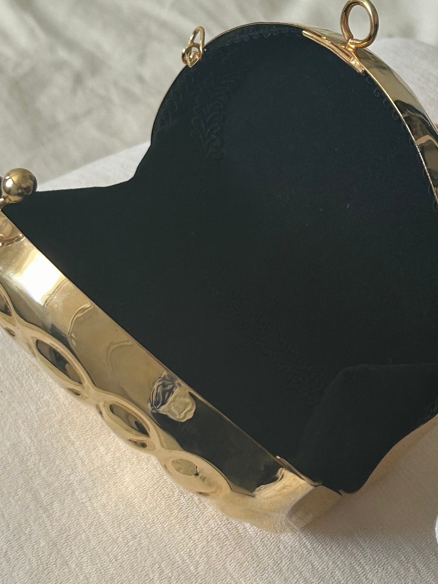 Shell-shaped clutch bag