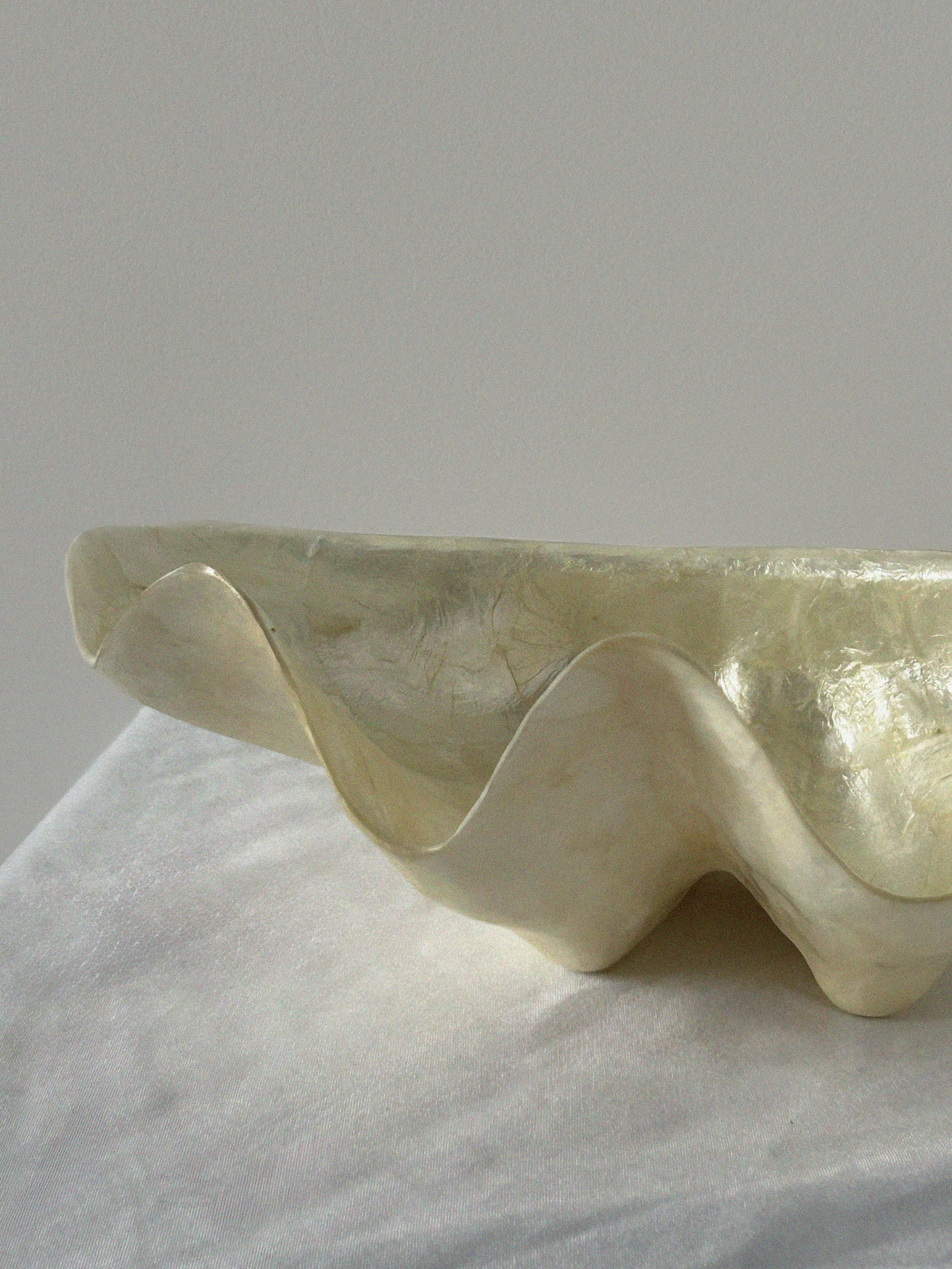 Mother-of-pearl benetier dish