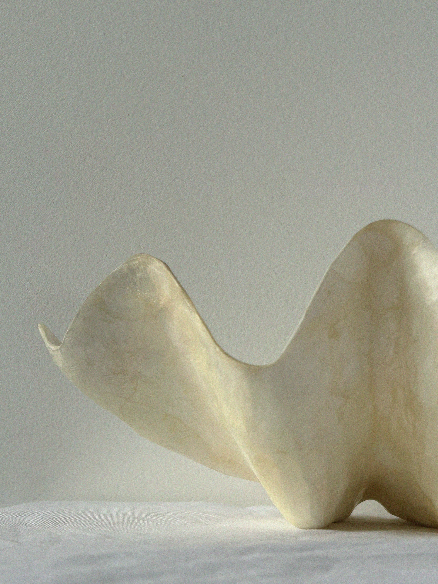 Mother-of-pearl benetier dish