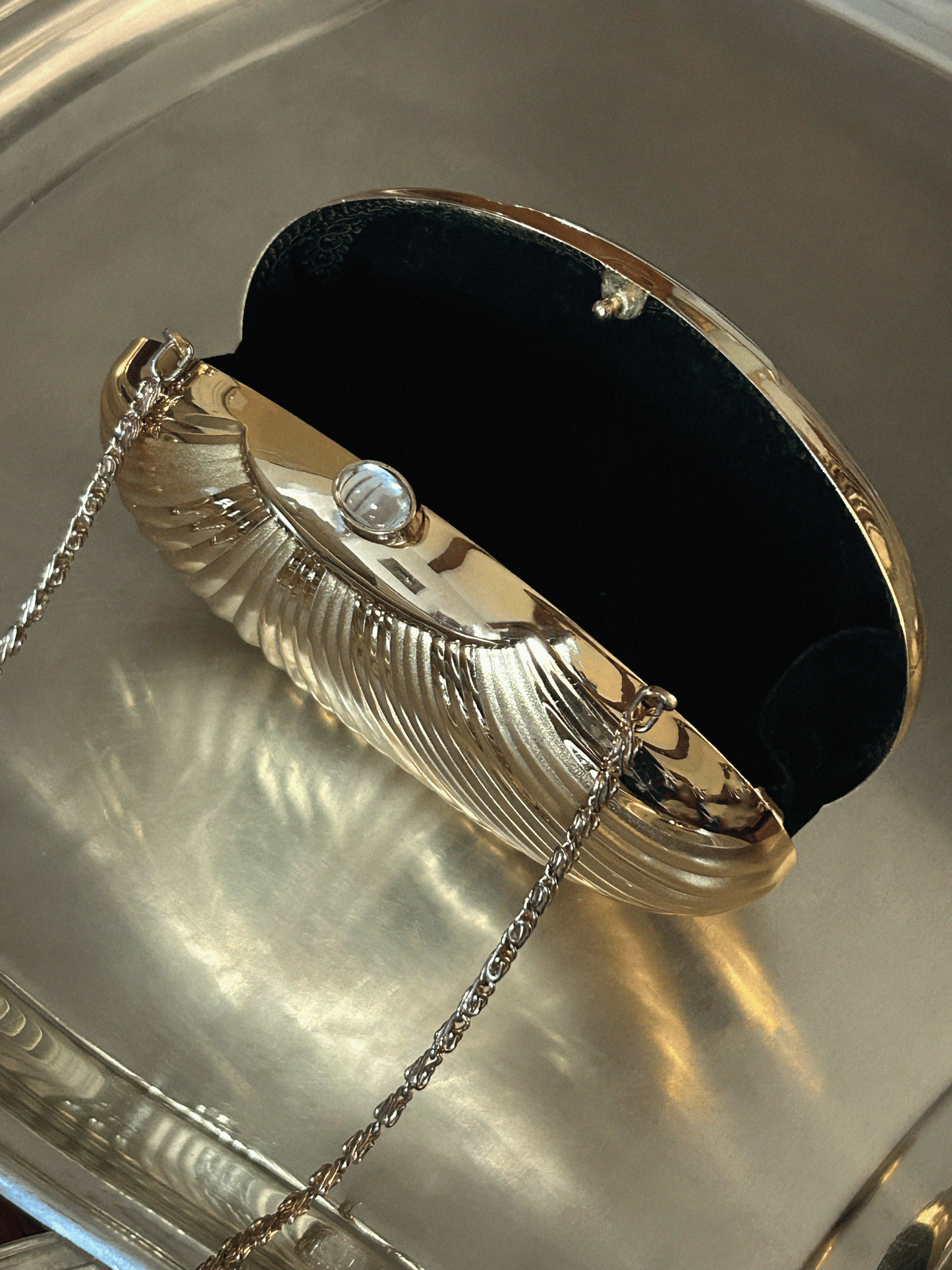 Vintage Rare Gold Tone Detailed Shell Clutch With Stone