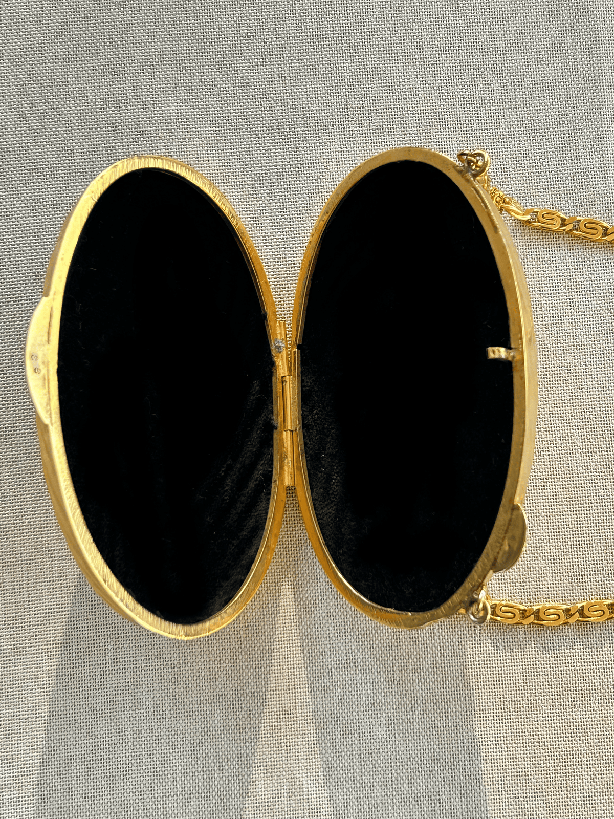 Mini 70s Ribbed Gold Oval Clutch
