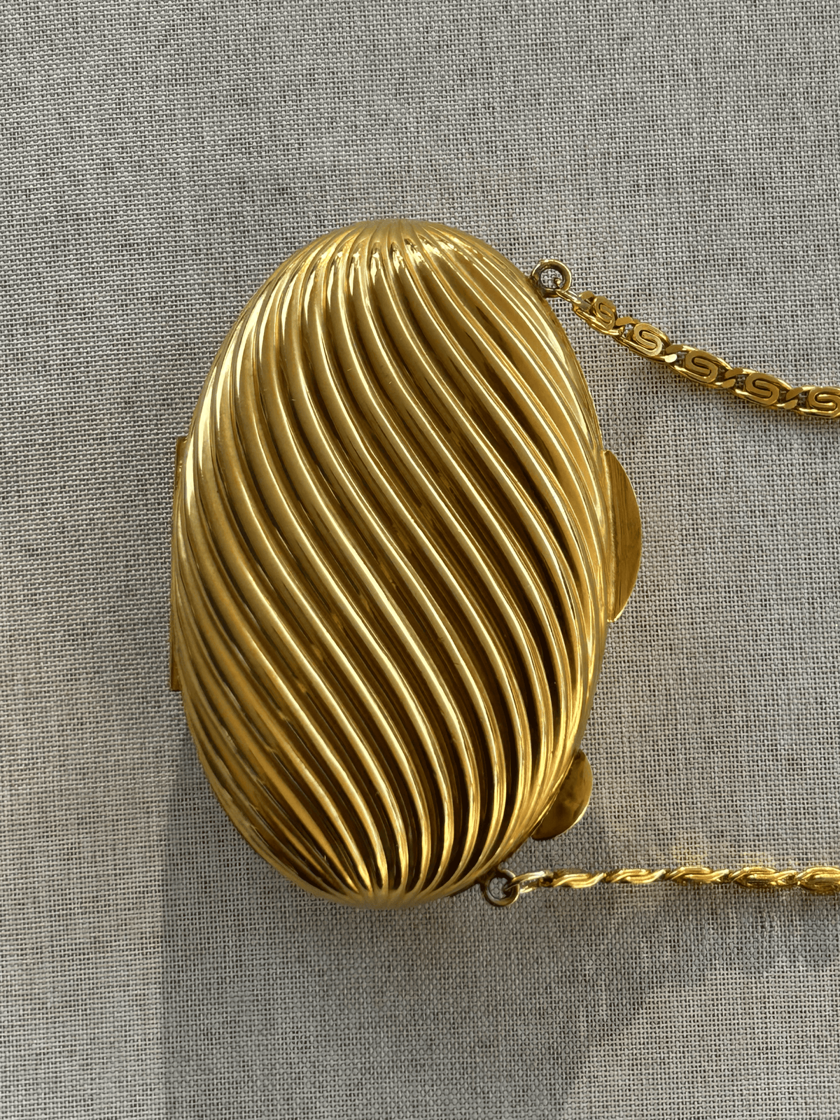 Mini 70s Ribbed Gold Oval Clutch