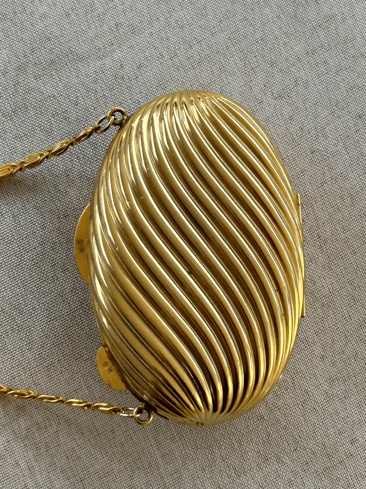 Mini 70s Ribbed Gold Oval Clutch