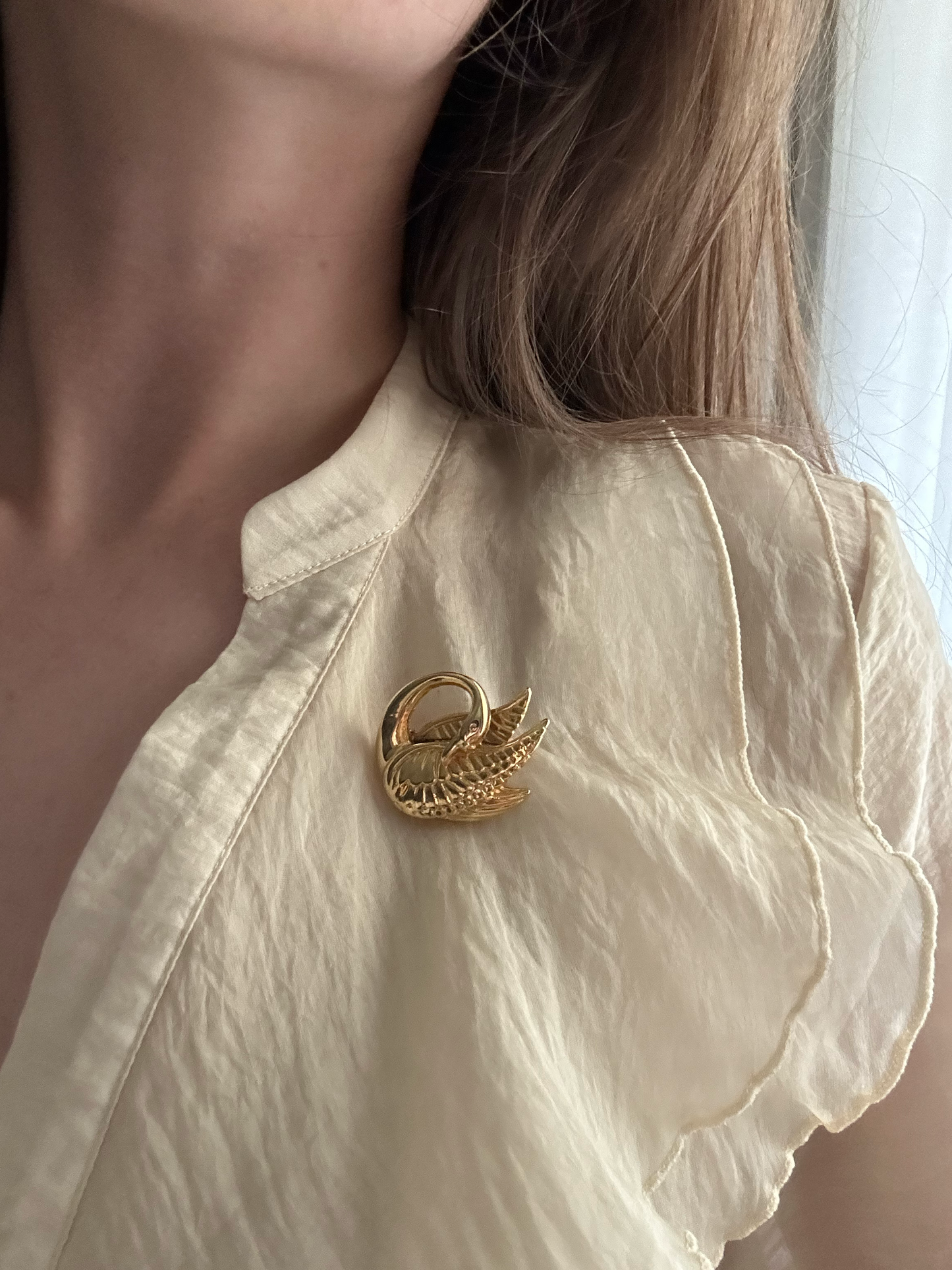 Delicate Vintage Swan Brooch