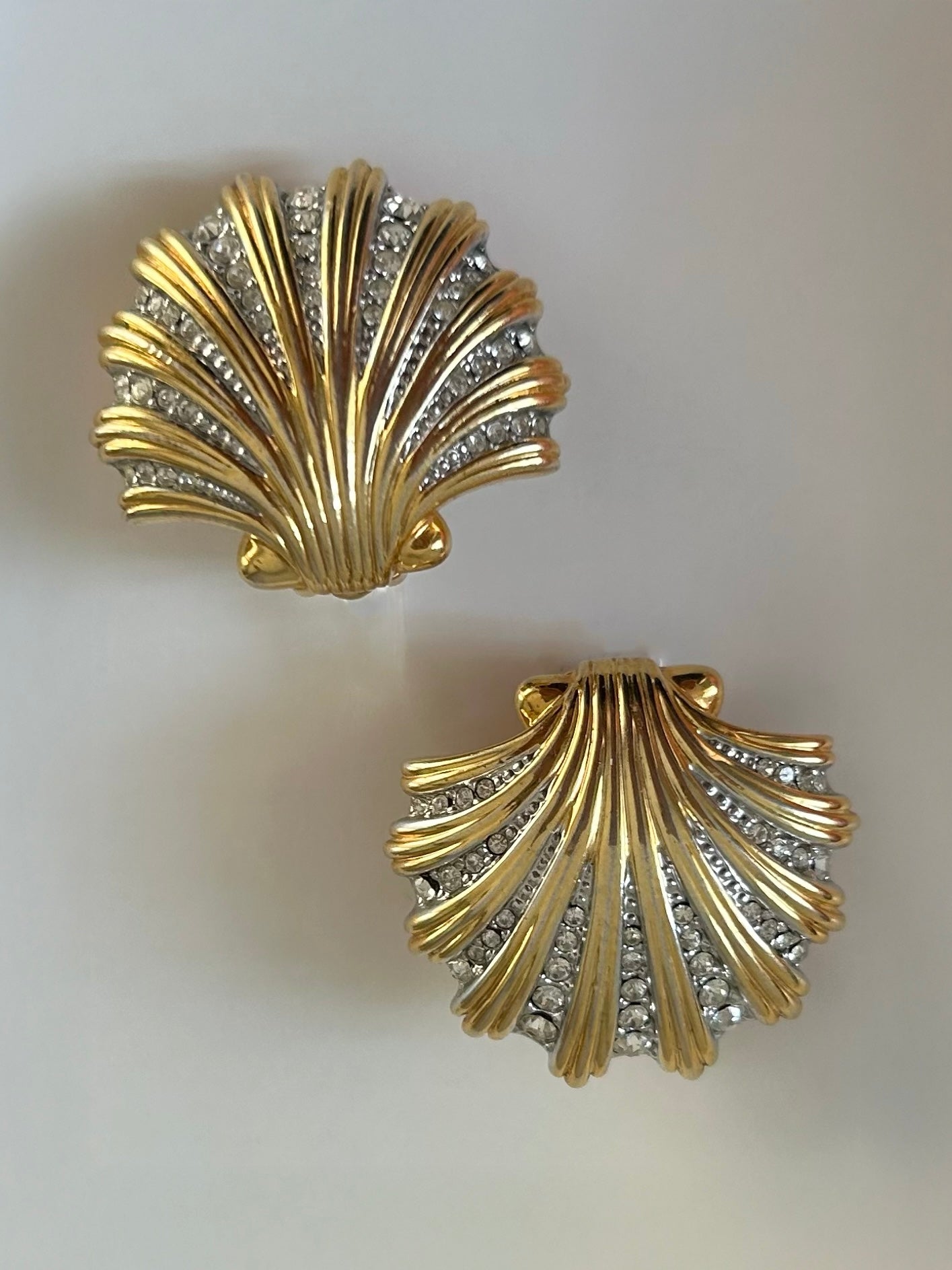 Exclusive shell rhinestone earrings