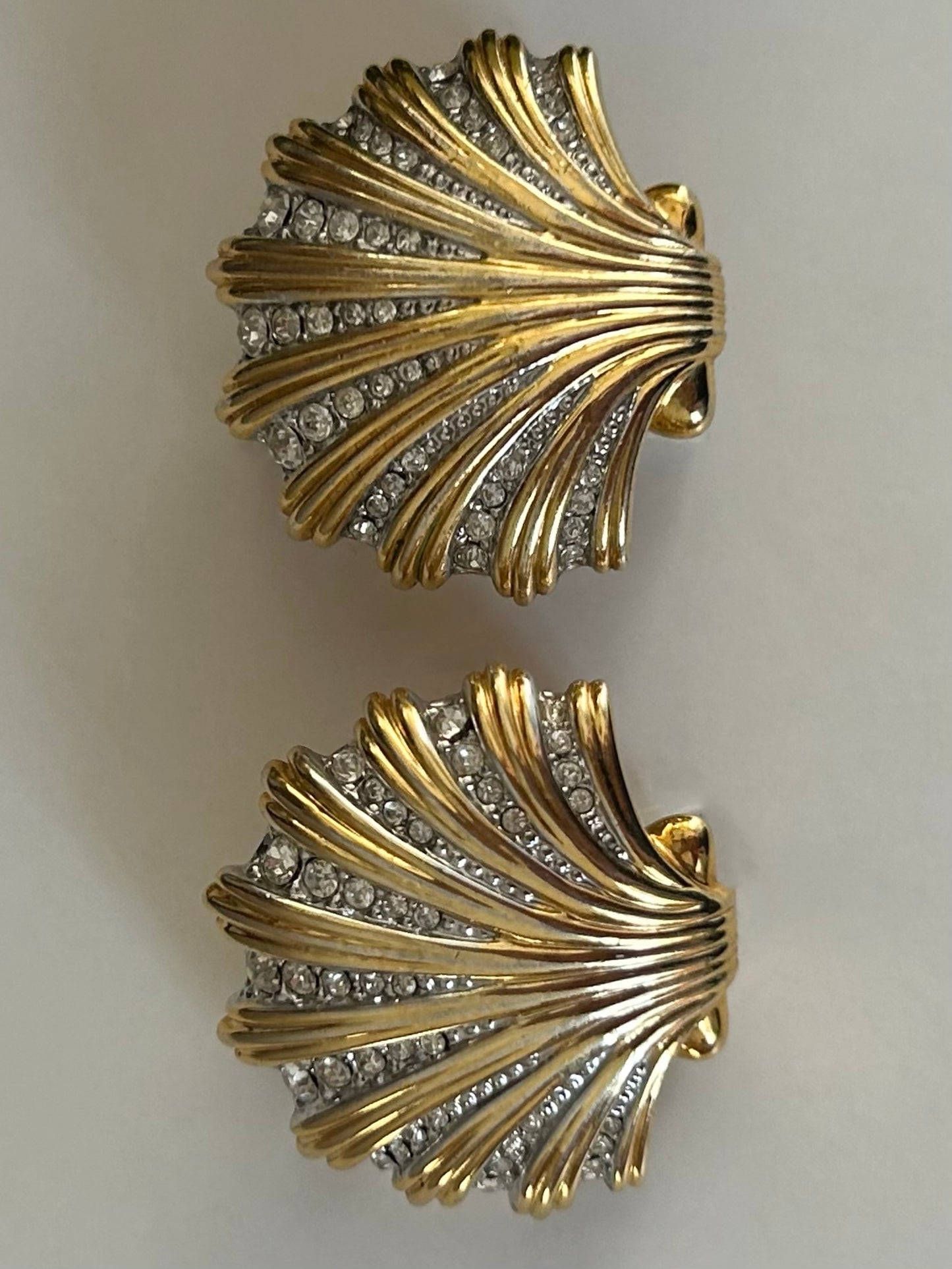 Exclusive shell rhinestone earrings