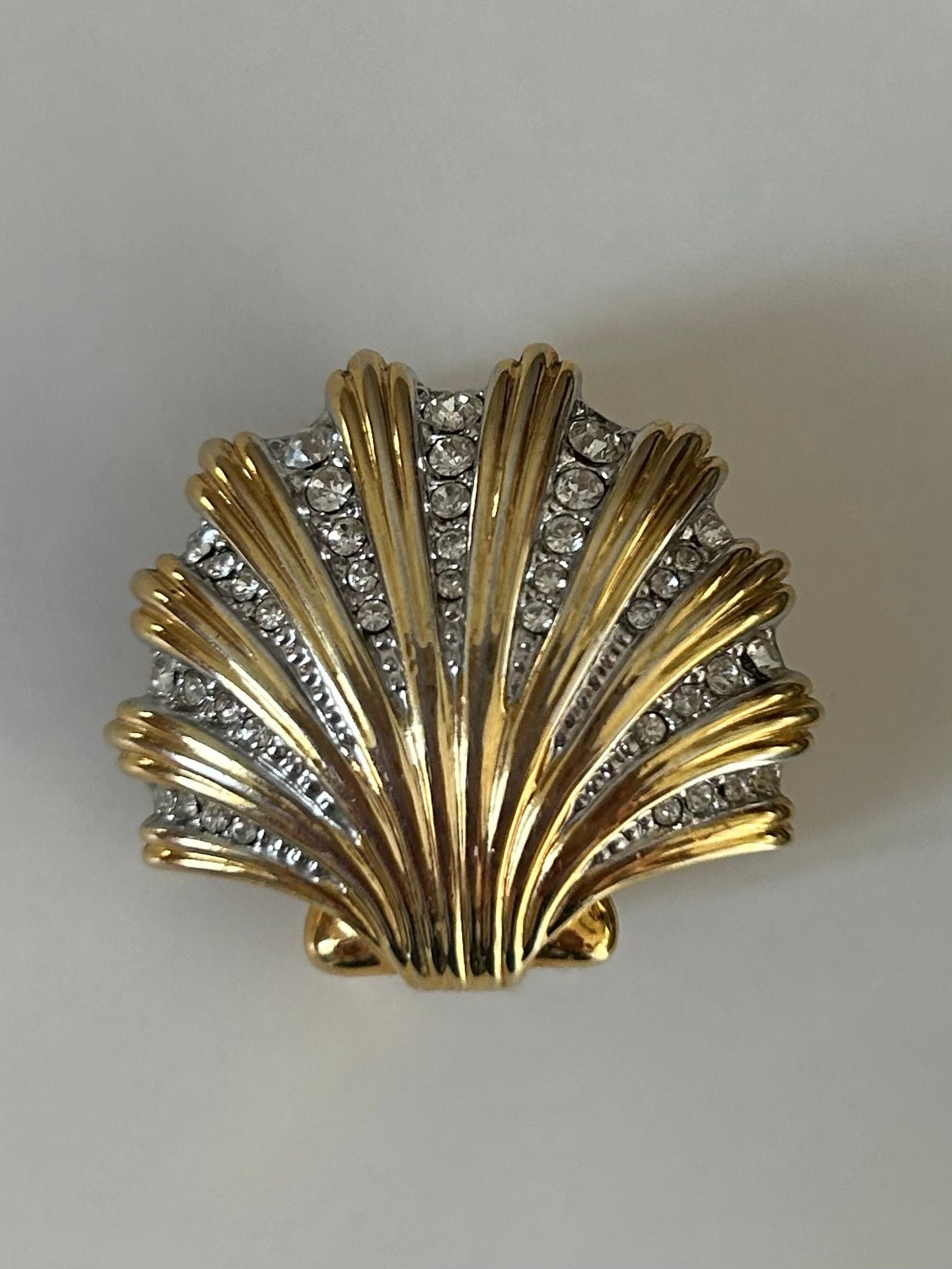 Exclusive shell rhinestone earrings