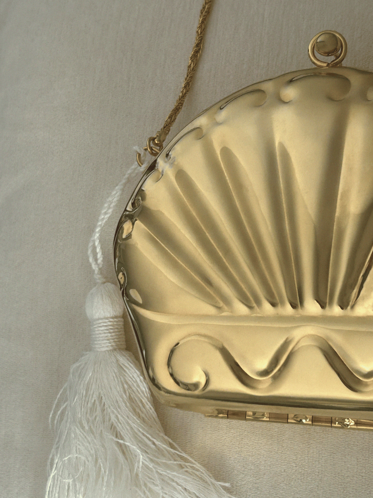 Shell-shaped clutch bag