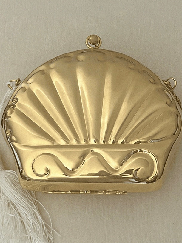 Shell-shaped clutch bag