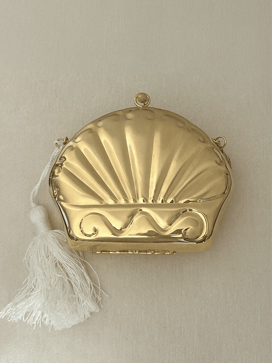 Shell-shaped clutch bag
