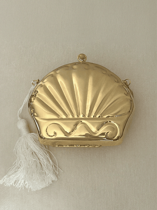 Shell-shaped clutch bag