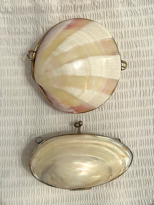 A Vintage Large Ribbed Cream Shell Coin Purse / Trinket Dish