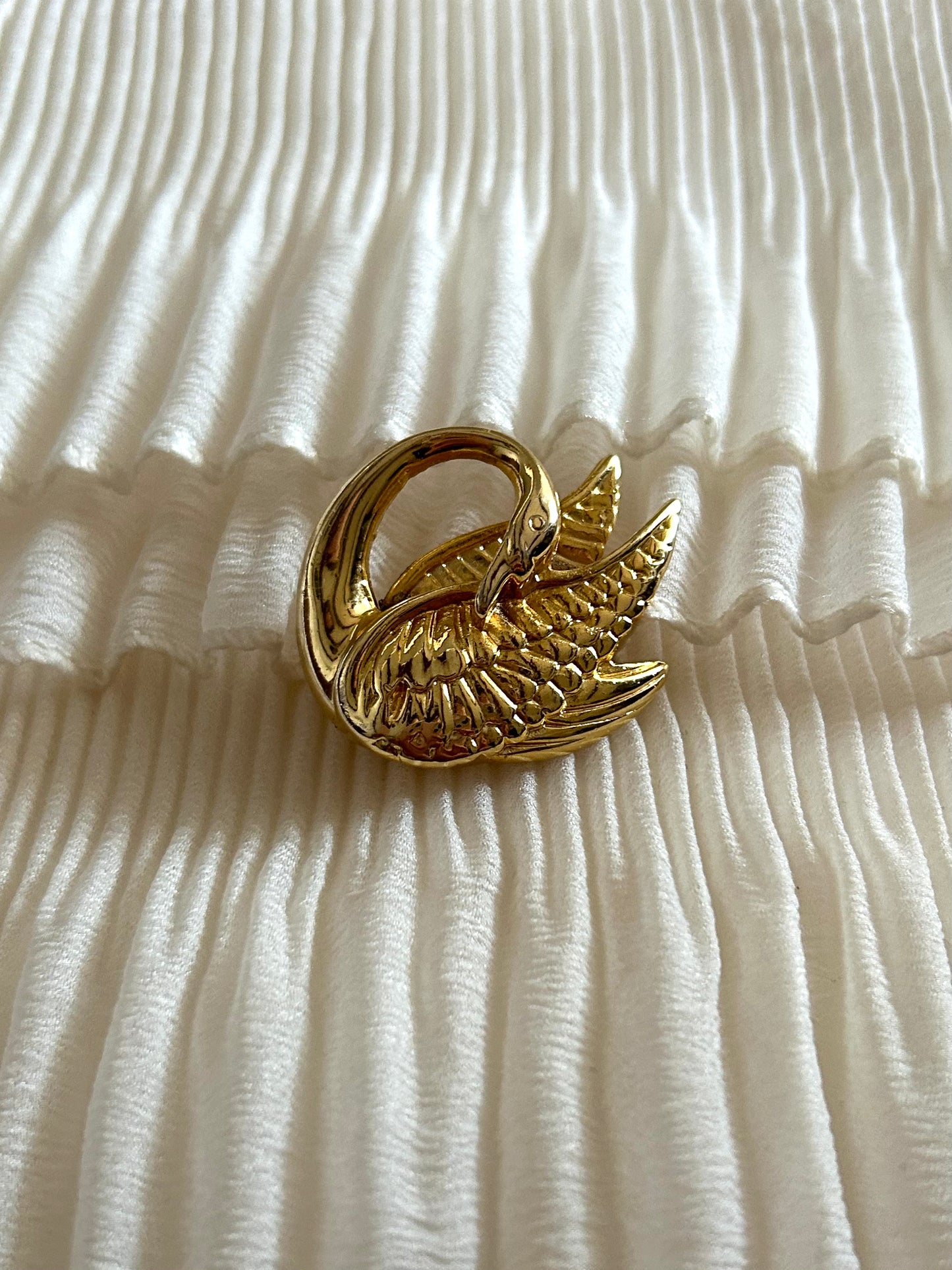 Delicate Vintage Swan Brooch