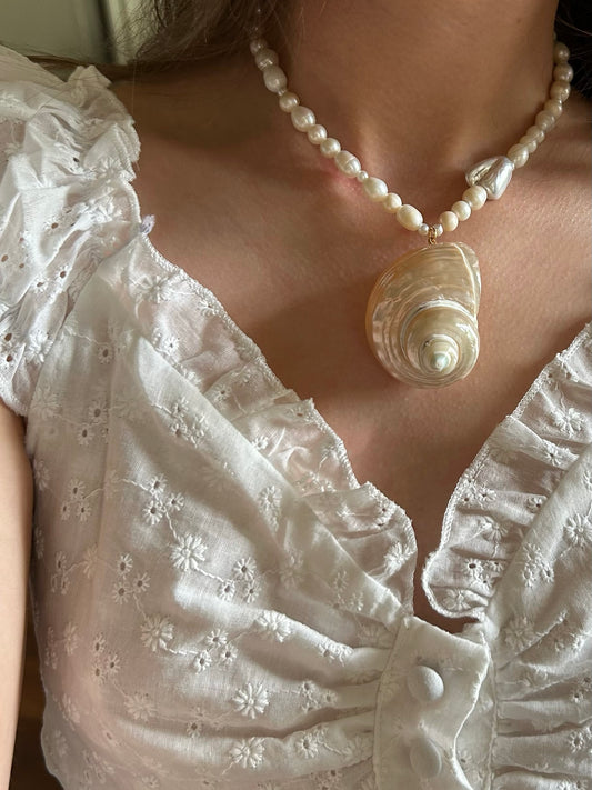 A Curl Shell Necklace